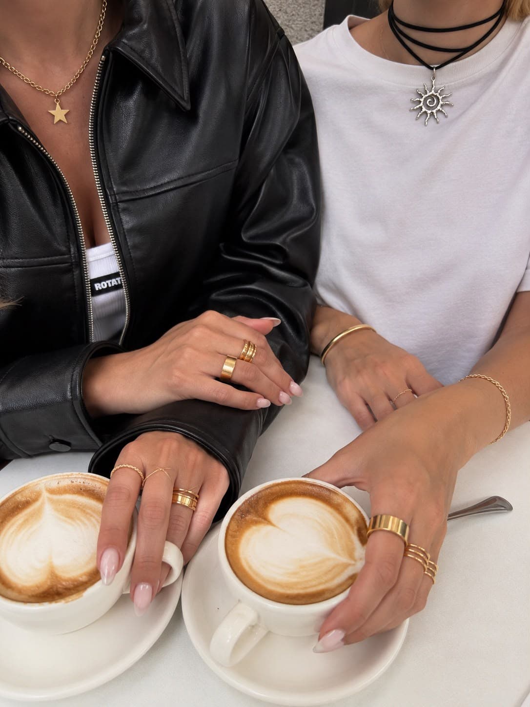Aros, anillos, collares y pulseras de Kira Joyería